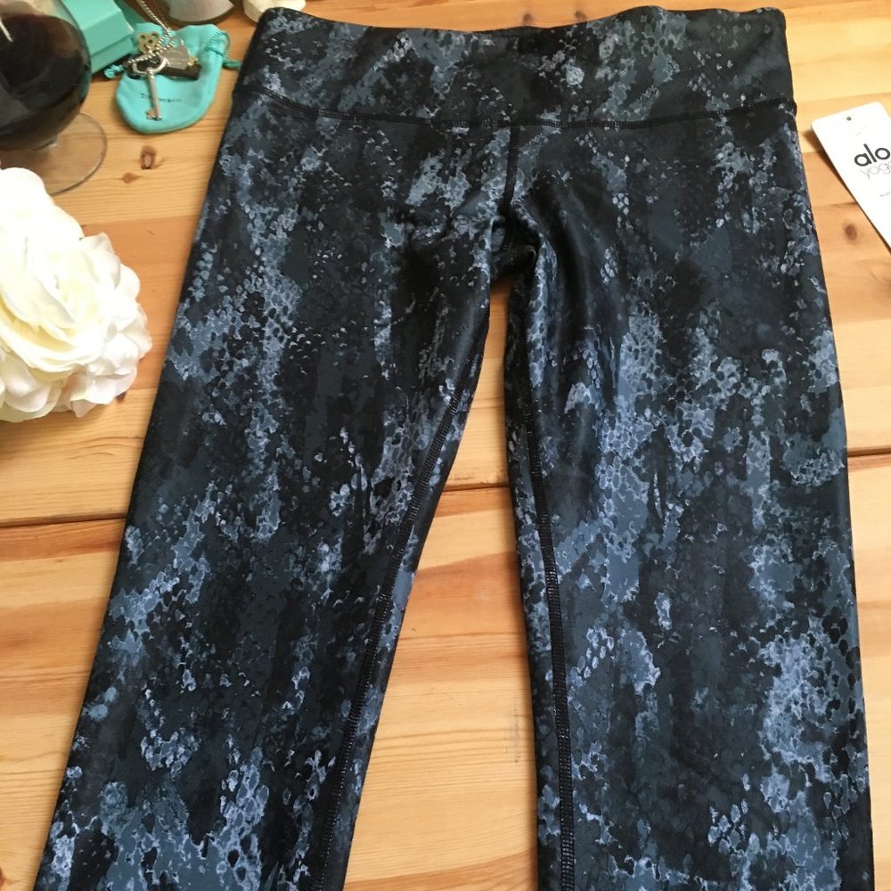 NEW Alo Yoga Capri Crop Leggings Black Python NWT